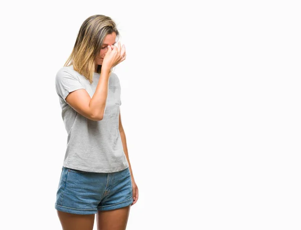 Jovem Mulher Bonita Sobre Fundo Isolado Cansado Esfregando Nariz Olhos — Fotografia de Stock