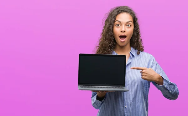 Unga Spansktalande Kvinna Som Håller Dator Laptop Mycket Glad Pekar — Stockfoto