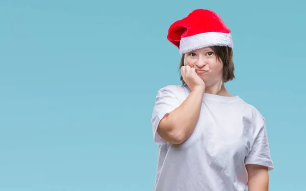 Mulher Adulta Jovem Com Síndrome Usando Chapéu Natal Sobre Fundo — Fotografia de Stock