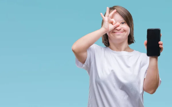 Ung Vuxen Kvinna Med Downs Syndrom Visar Smartphone Skärmen Över — Stockfoto