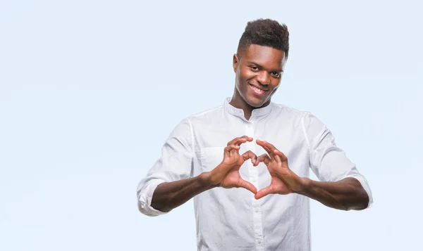 Unga Afroamerikanska Mannen Över Isolerade Bakgrund Leende Kärlek Visar Hjärtsymbolen — Stockfoto