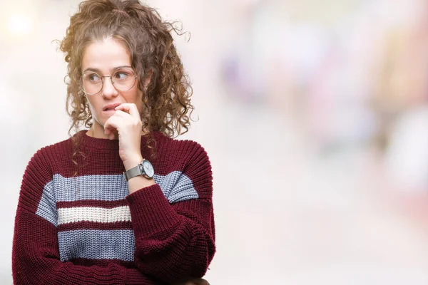 Hermosa Morena Pelo Rizado Joven Con Gafas Sobre Fondo Aislado — Foto de Stock