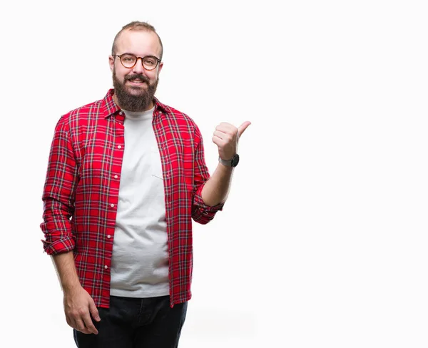 Giovane Uomo Hipster Caucasico Indossa Occhiali Sfondo Isolato Sorridente Con — Foto Stock