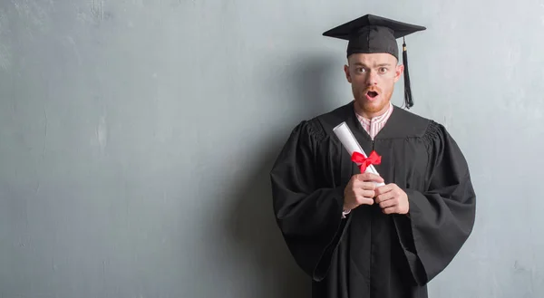 Giovane Rosso Uomo Oltre Grigio Grunge Muro Indossare Laurea Uniforme — Foto Stock