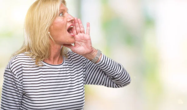 Blonde Frau Mittleren Alters Über Isoliertem Hintergrund Die Laut Schreit — Stockfoto