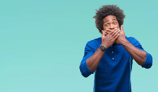 Afro Americano Sobre Fundo Isolado Chocado Cobrindo Boca Com Mãos — Fotografia de Stock