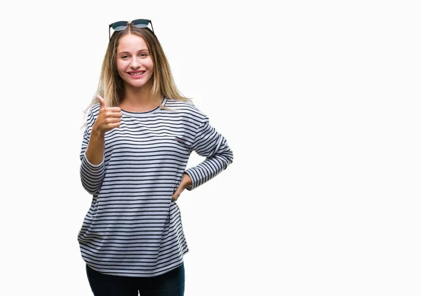 Jonge Mooie Blonde Vrouw Dragen Van Een Zonnebril Geïsoleerde Achtergrond — Stockfoto