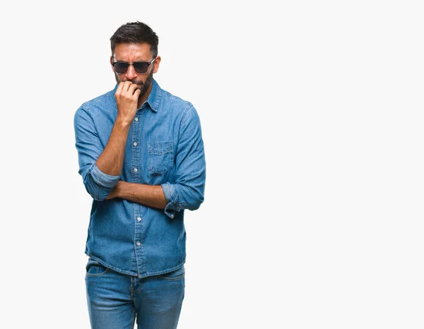 Hombre Hispano Adulto Con Gafas Sol Sobre Fondo Aislado Que —  Fotos de Stock