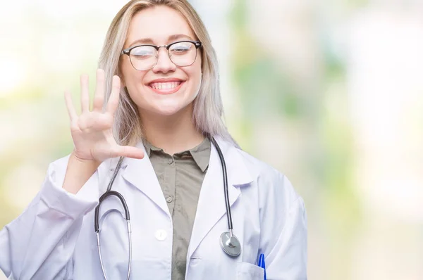 Genç Sarışın Doktor Kadın Gösterilen Parmakları Ile Işaret Izole Arka — Stok fotoğraf