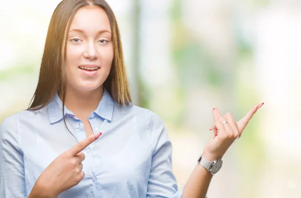 Jonge Kaukasische Mooie Vrouw Geïsoleerde Achtergrond Aan Wijzen — Stockfoto