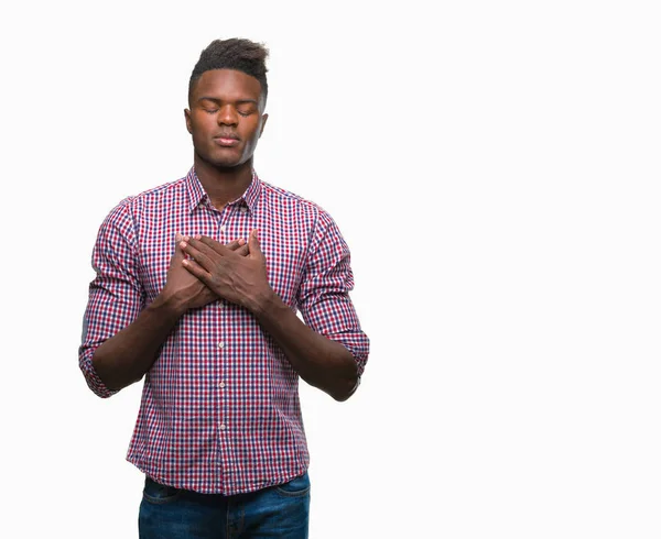 在孤立的背景下 年轻的非洲裔男子微笑着双手在胸前闭上眼睛和感激的手势脸上 健康理念 — 图库照片