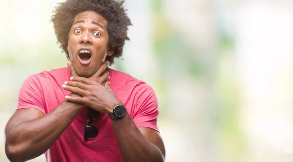 Afro Amerikaanse Man Geïsoleerde Achtergrond Schreeuwen Stik Omdat Pijnlijke Wurgen — Stockfoto