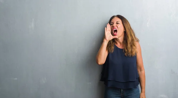Středním Věku Hispánský Žena Stojící Nad Zeď Šedá Grunge Křičí — Stock fotografie