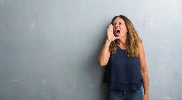 Hispanische Frau Mittleren Alters Die Über Einer Grauen Grunge Wand — Stockfoto