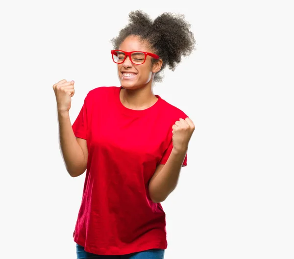 Jovem Afro Americana Vestindo Óculos Sobre Fundo Isolado Muito Feliz — Fotografia de Stock