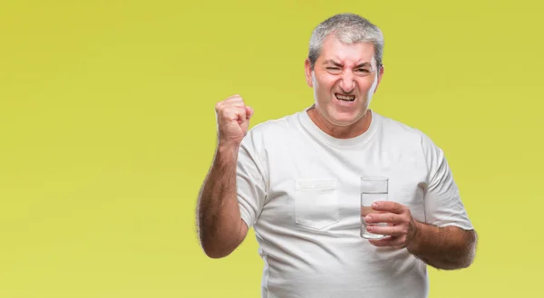 Knappe Man Van Senior Drinkglas Van Water Geïsoleerde Achtergrond Boos — Stockfoto