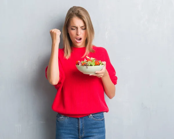 Mooie Jonge Vrouw Grunge Grijs Muur Eten Tomatensalade Boos Gefrustreerd — Stockfoto