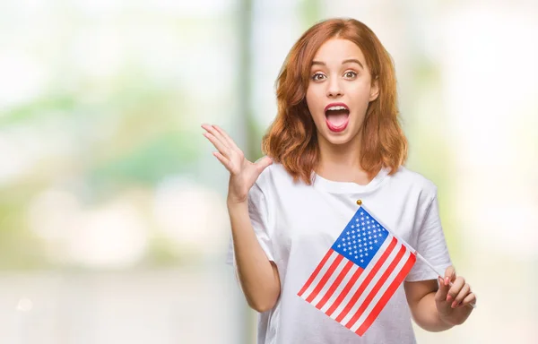 Ung Vacker Kvinna Hålla Flaggan Amerika Över Isolerade Bakgrund Mycket — Stockfoto