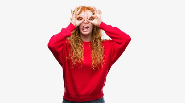 Giovane Donna Rossa Che Indossa Maglione Rosso Facendo Gesto Come — Foto Stock