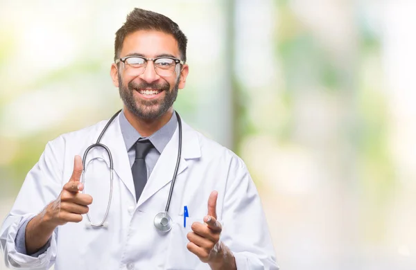 Adulto Hispânico Médico Homem Sobre Fundo Isolado Apontando Dedos Para — Fotografia de Stock