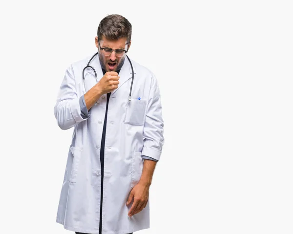 年轻英俊的医生人在隔绝的背景感觉不适和咳嗽作为症状为感冒或支气管炎 医疗保健理念 — 图库照片