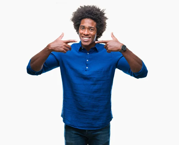 Uomo Afro Americano Sfondo Isolato Sorridente Fiducioso Mostrando Indicando Con — Foto Stock