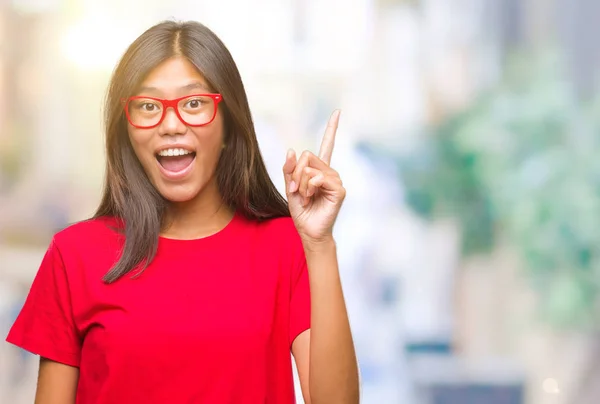 Młoda Kobieta Azjatyckich Okularach Nad Palcem Wskazującym Białym Tle Się — Zdjęcie stockowe