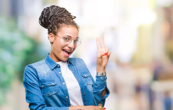 Unga Flätor Afrikanska Amerikanska Flickan Bär Glasögon Över Isolerade Bakgrund — Stockfoto