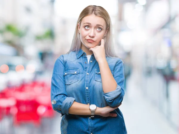 Mujer Rubia Joven Sobre Fondo Aislado Con Mano Barbilla Pensando — Foto de Stock