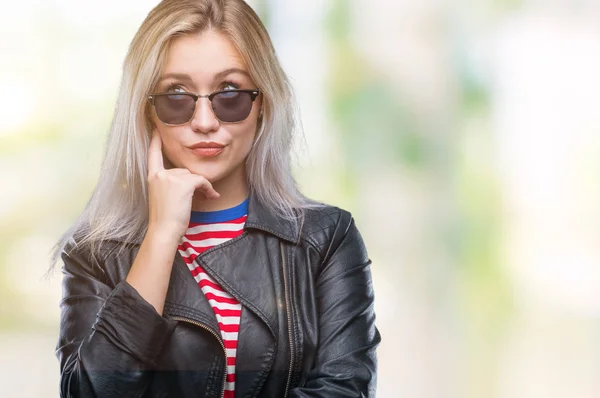 Jeune Femme Blonde Portant Une Veste Mode Des Lunettes Soleil — Photo