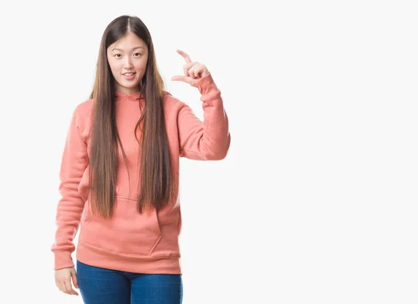 Jonge Chinese Vrouw Geïsoleerde Achtergrond Dragen Sport Sweathshirt Glimlachend Vertrouwen — Stockfoto