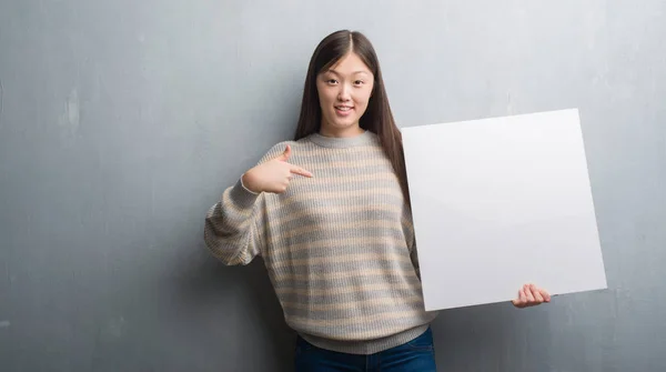 Jovem Mulher Chinesa Sobre Parede Cinza Segurando Banner Com Rosto — Fotografia de Stock