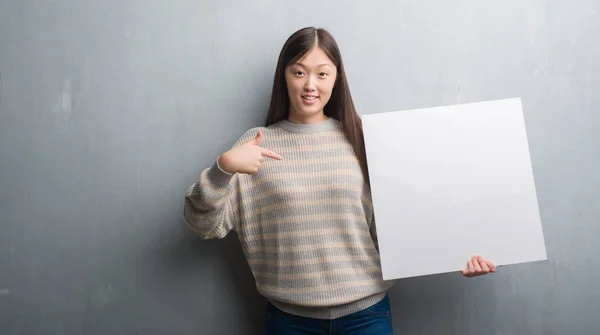 Jeune Femme Chinoise Sur Mur Gris Tenant Bannière Avec Visage — Photo