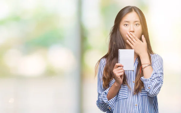 孤立した背景にノートを保持している若いアジア女性 — ストック写真