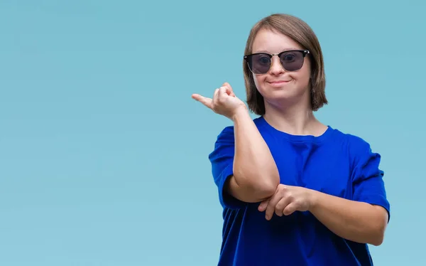 Giovane Donna Adulta Con Sindrome Che Indossa Occhiali Sole Sfondo — Foto Stock