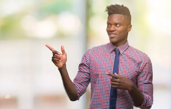 Junger Afrikanisch Amerikanischer Geschäftsmann Vor Isoliertem Hintergrund Lächelt Und Blickt — Stockfoto