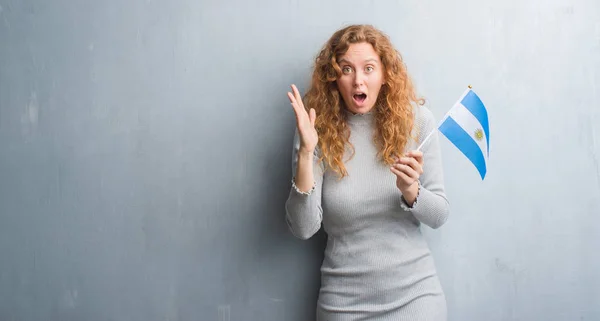 Junge Rothaarige Frau Über Der Grauen Grunge Wand Mit Der — Stockfoto