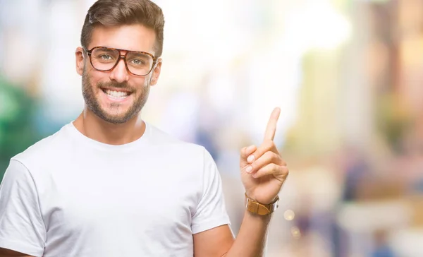 Joven Hombre Guapo Con Gafas Sobre Fondo Aislado Con Una — Foto de Stock