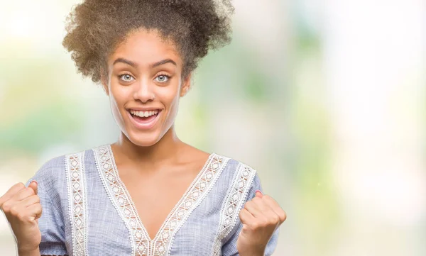 Mladá Američanka Afro Pohlaví Nad Izolované Pozadí Slaví Překvapil Ohromilo — Stock fotografie