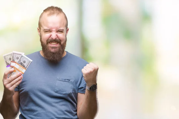 Junger Hipster Mann Mit Geldbündel Vor Isoliertem Hintergrund Schreit Stolz — Stockfoto