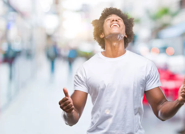 Hombre Afroamericano Sobre Fondo Aislado Loco Loco Gritando Gritando Con —  Fotos de Stock