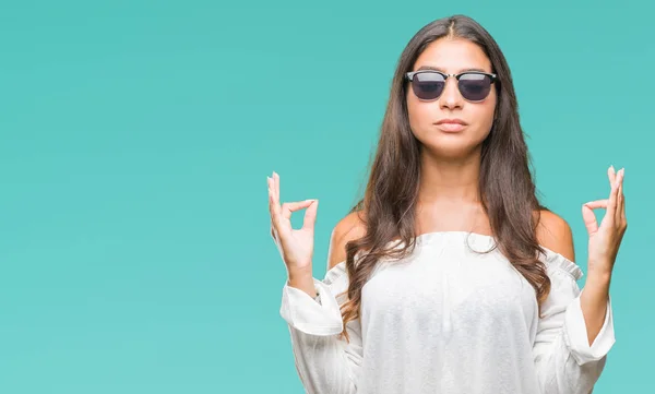 Junge Schöne Arabische Frau Mit Sonnenbrille Über Isoliertem Hintergrund Entspannen — Stockfoto