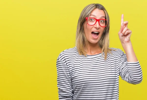 Junge Schöne Frau Mit Brille Über Isoliertem Hintergrund Zeigt Mit — Stockfoto