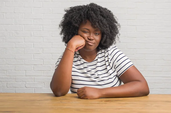 Jovem Afro Americana Sentada Mesa Casa Pensando Cansado Entediado Com — Fotografia de Stock