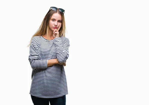 Junge Schöne Blonde Frau Mit Sonnenbrille Über Isoliertem Hintergrund Denken — Stockfoto