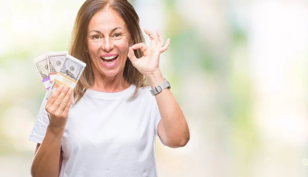 Middelbare Leeftijd Spaanse Vrouw Houdt Van Bos Van Dollars Geïsoleerde — Stockfoto