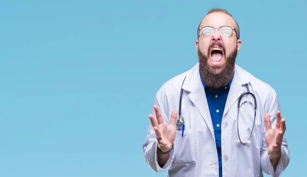 Jovem Homem Médico Caucasiano Vestindo Casaco Branco Médico Sobre Fundo — Fotografia de Stock