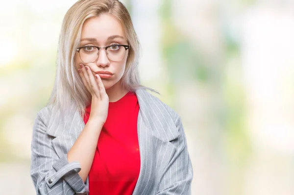 Junge Blonde Geschäftsfrau Trägt Modejacke Über Isoliertem Hintergrund Und Sieht — Stockfoto