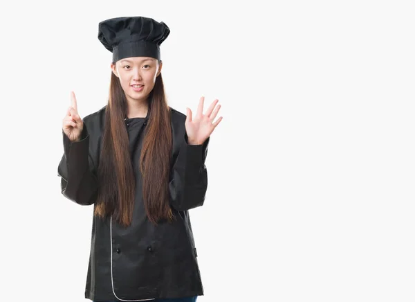 Joven Mujer China Sobre Fondo Aislado Con Uniforme Chef Mostrando —  Fotos de Stock