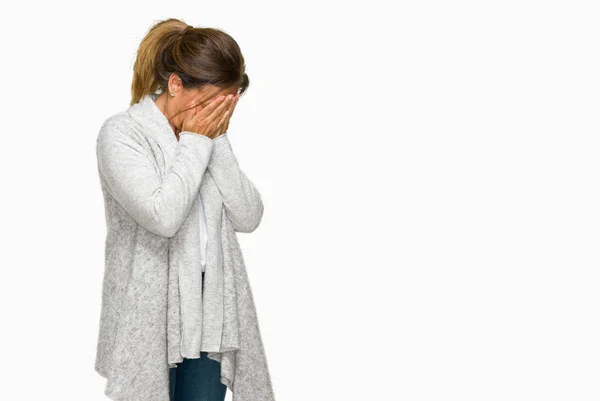 Mooie Middenleeftijd Volwassen Vrouw Winter Trui Dragen Geïsoleerde Achtergrond Met — Stockfoto